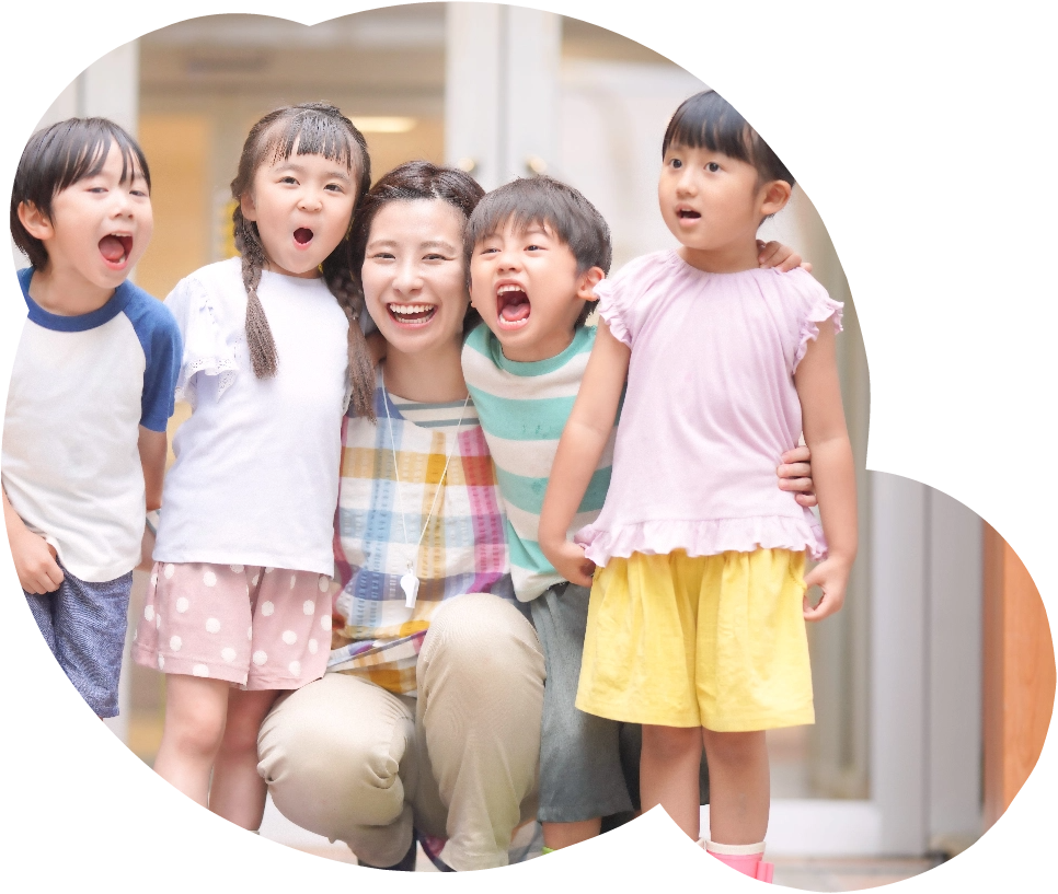 保育士と子どもたち